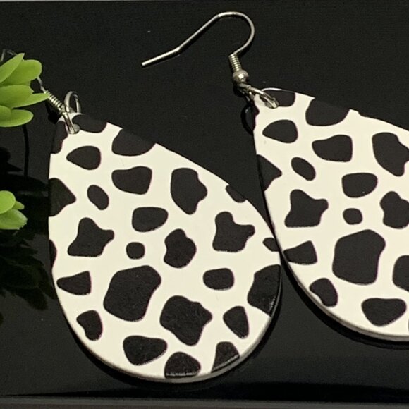 Cow Earrings, Heifer Earring, Gift Idea, Cow Print, Cow Jewelry, Silly Earring - Picture 1 of 4